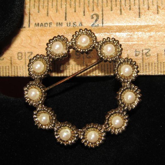 Vintage Goldtone Faux Pearl Brooch Pin 1.5" Diam. - Picture 6 of 8